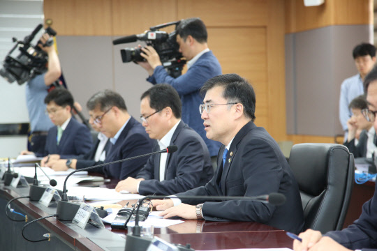 손병두 금융위원회 부위원장이 27일 금융위원회 대회의실에서 열린 '보험 자본건전성 선진화 추진단' 회의에서 모두 발언을 하고 있다. 금융위원회 제공